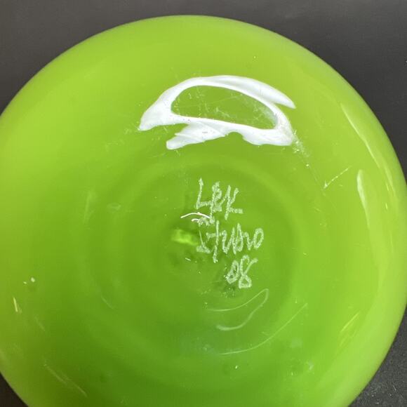 Laura Kramer LBK Studios Bud Vase – Hand Blown Spring Green Glass, Signed &Dated - Picture 6 of 6